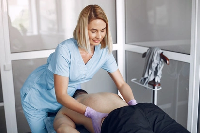 Doctora practicando sobre el sistema nervioso y la quiropráctica para aliviar el dolor en la ciática