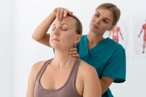 Mujer en consulta por diferentes Tipos de dolor de cabeza y tratamiento quiropráctico en Bogotá